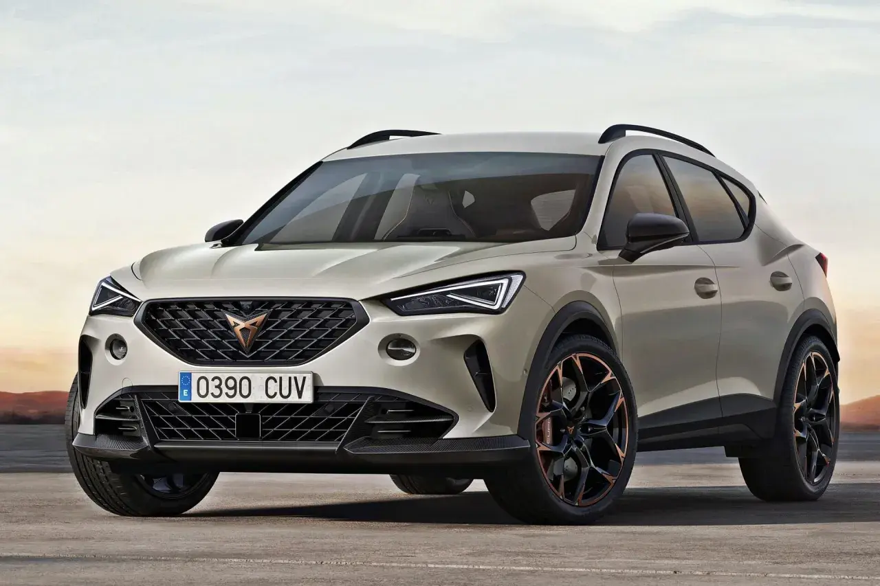 Nowy SUV marki Cupra z charakterystycznym grillem i sportowymi felgami.