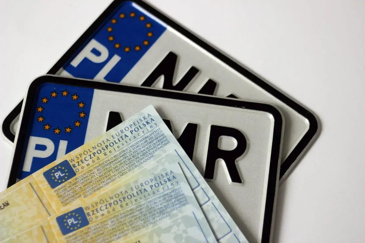 Zgubiony dowód rejestracyjny? Na zdjęciu polskie tablice rejestracyjne i dokumenty.