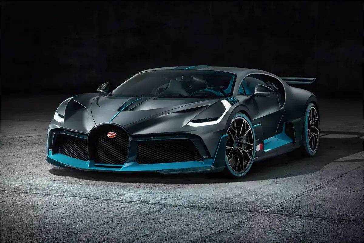 Szary Bugatti Divo z błękitnymi akcentami, gotowy do bicia rekordów prędkości.