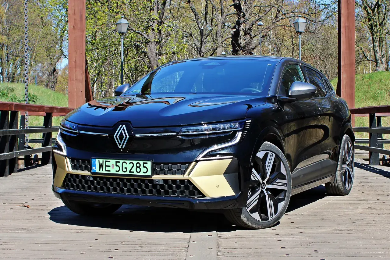 Nowy Renault Austral, czarna marka samochodu na drewnianym moście, z elementami w kolorze złota.