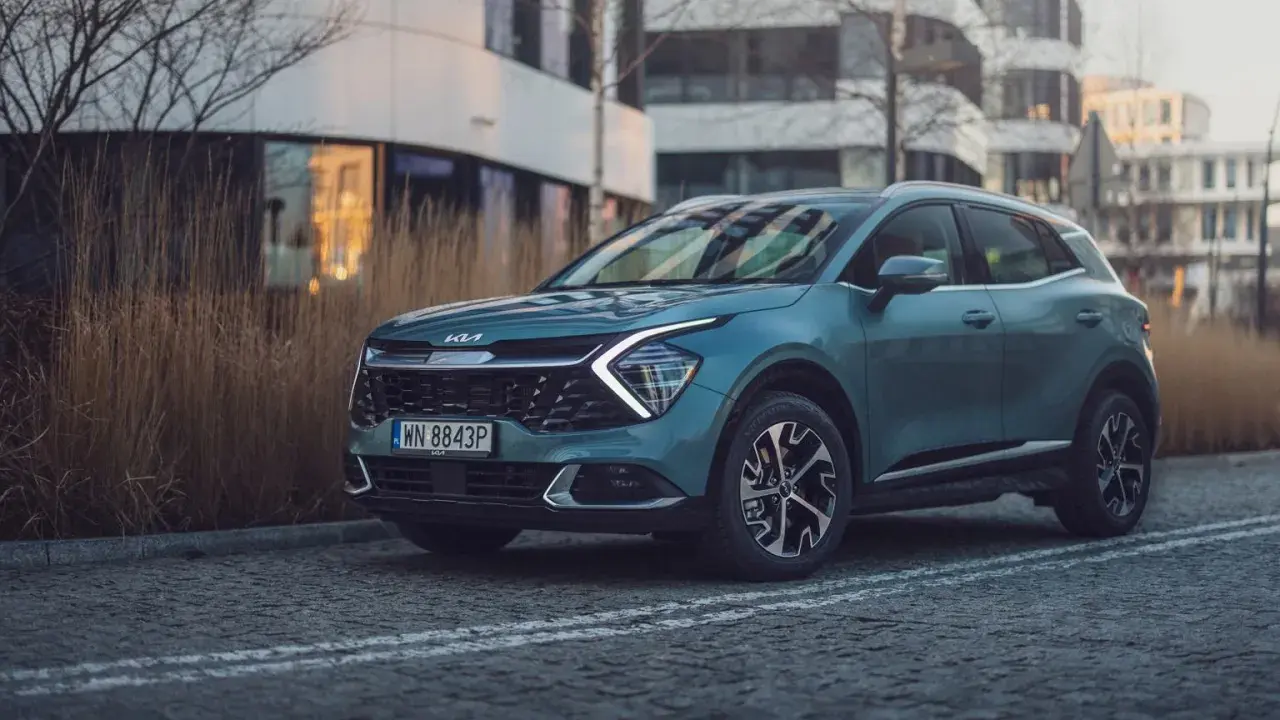 Nowe Kia Sportage w miejskiej scenerii. Czy warto sprawdzić kia sportage opinie przed zakupem?