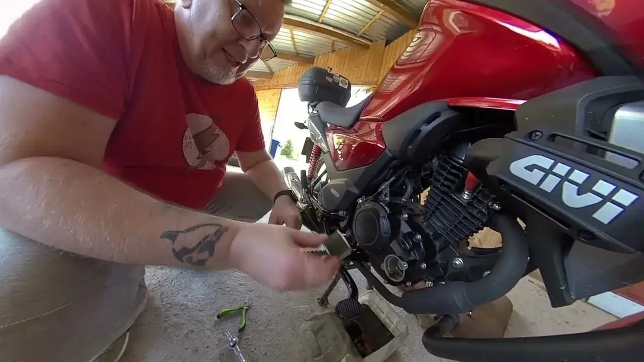 Ile oleju wchodzi do Honda CBF 125? Kluczowe informacje i porady