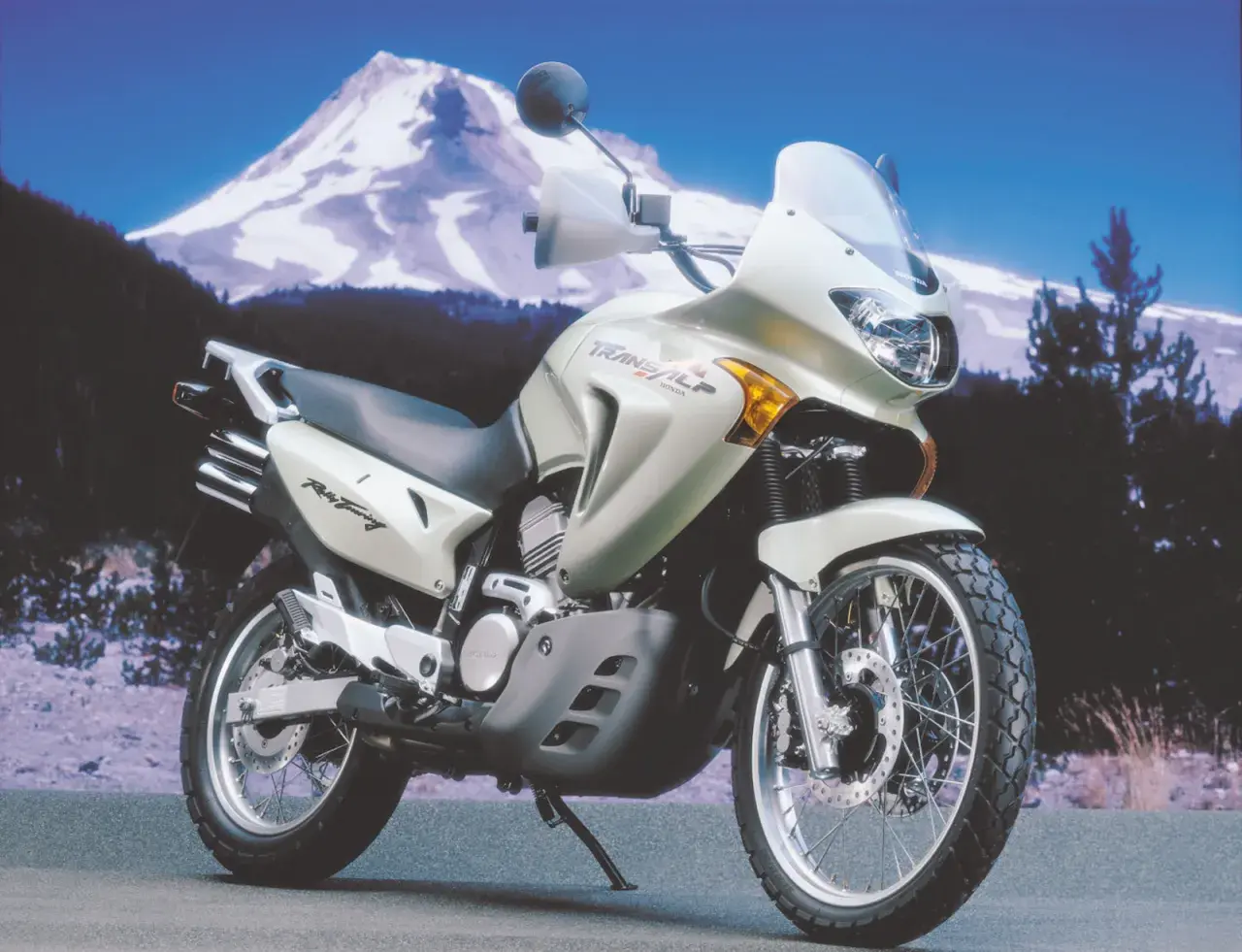 Honda Transalp 600 czy 650 - który motocykl lepiej spełni oczekiwania?