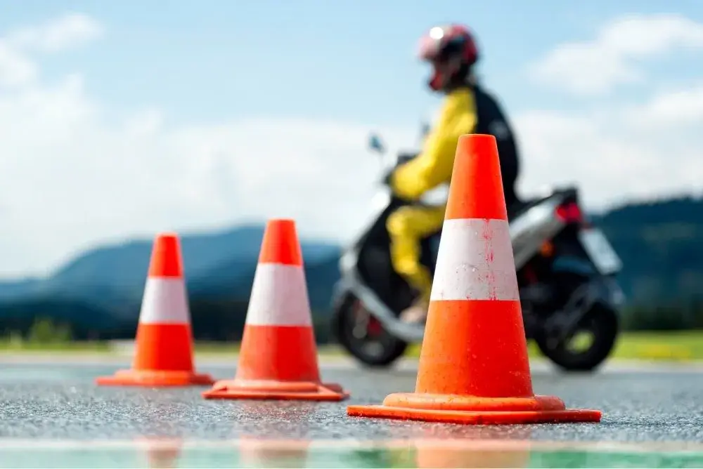Ile kosztuje prawo jazdy na motor 125? Sprawdź ukryte wydatki!