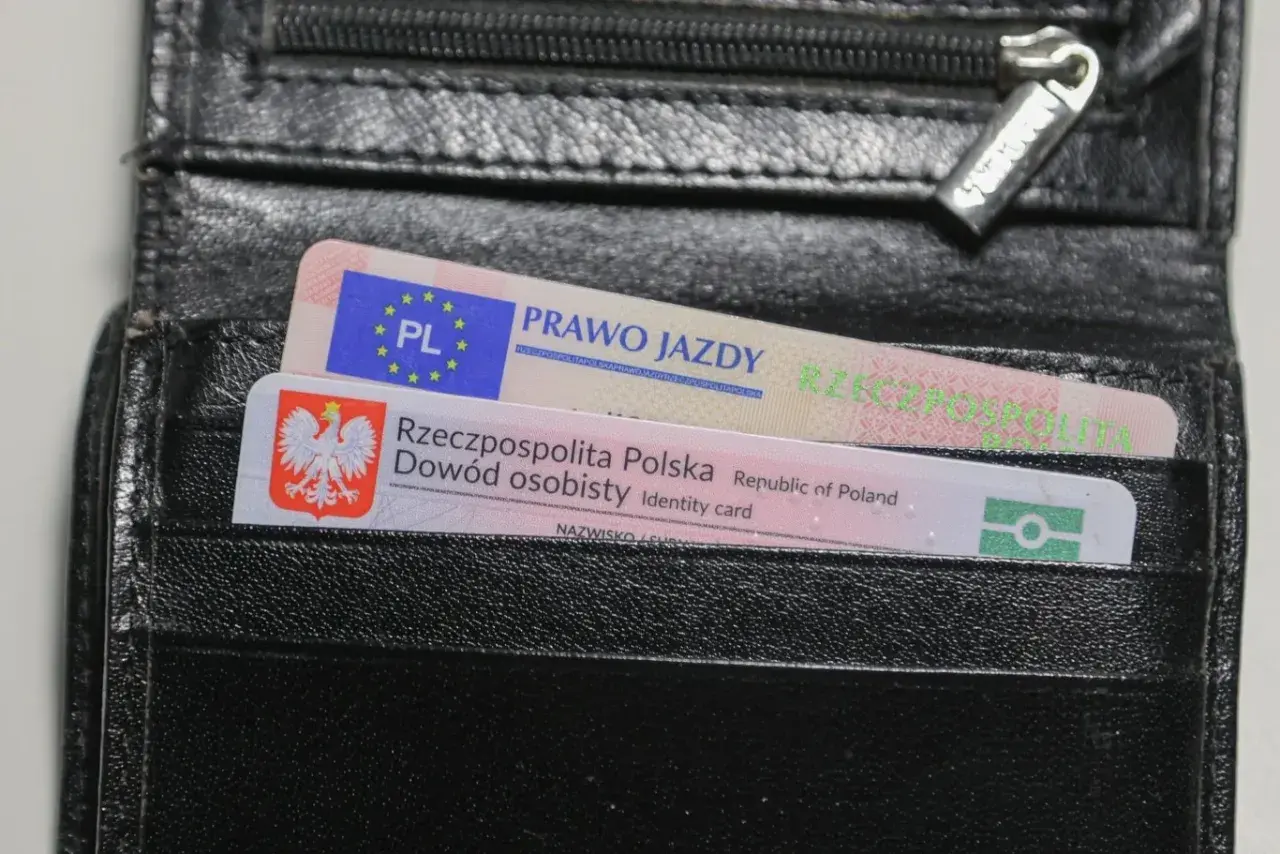 Czarny portfel z polskim dowodem osobistym i prawem jazdy. Na dokumencie prawa jazdy widnieje napis "PRAWO JAZDY", a na dowodzie "Rzeczpospolita Polska Dowód osobisty". Brak widocznych ograniczeń 71.
