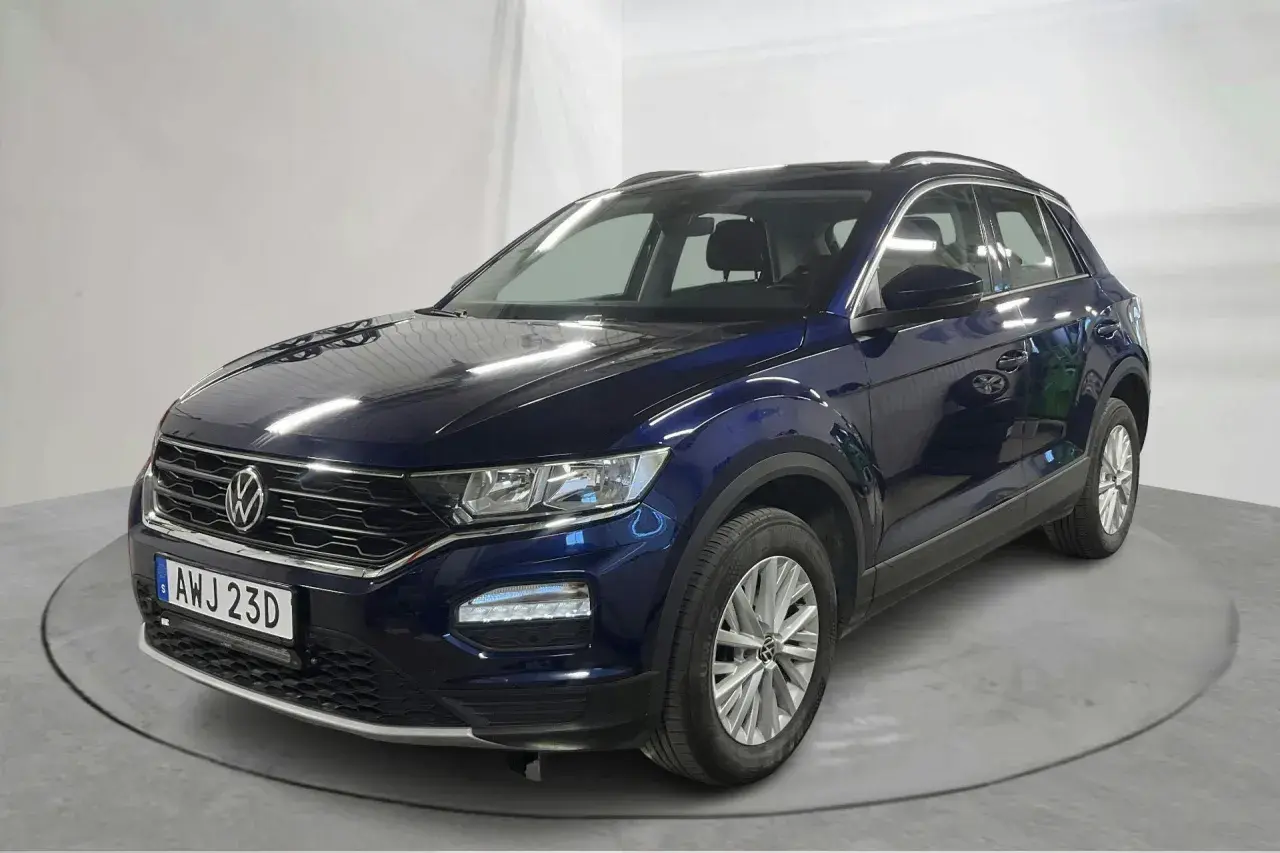 Ciemnoniebieski volkswagen t-roc używany, z błyszczącym lakierem i eleganckimi felgami, gotowy na nowe przygody.