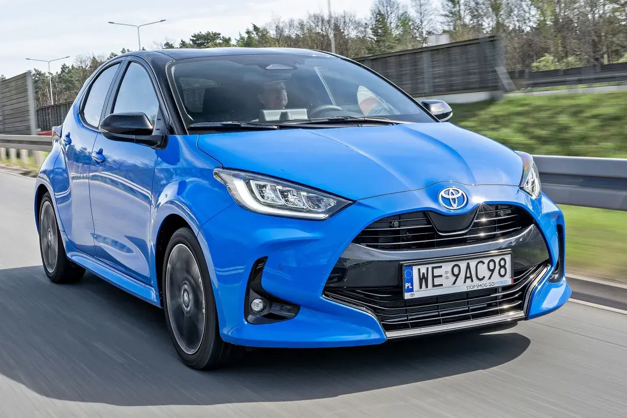 Niebieski Toyota Yaris na drodze. Sprawdź atrakcyjną toyota yaris cena i wybierz swój wymarzony samochód.