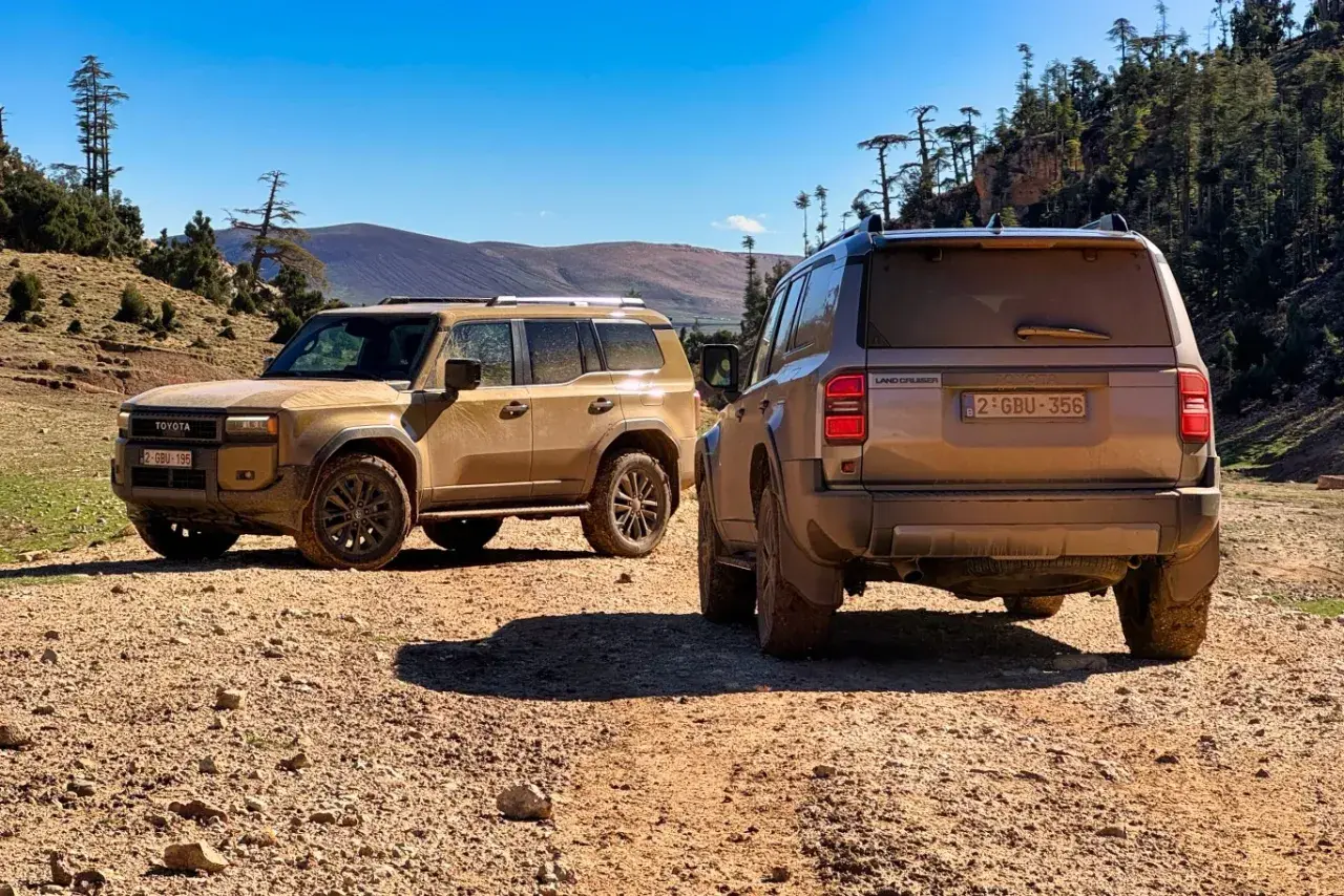 Dwa nowe Toyota Land Cruiser 2024 na pustynnym szlaku, gotowe na przygodę.