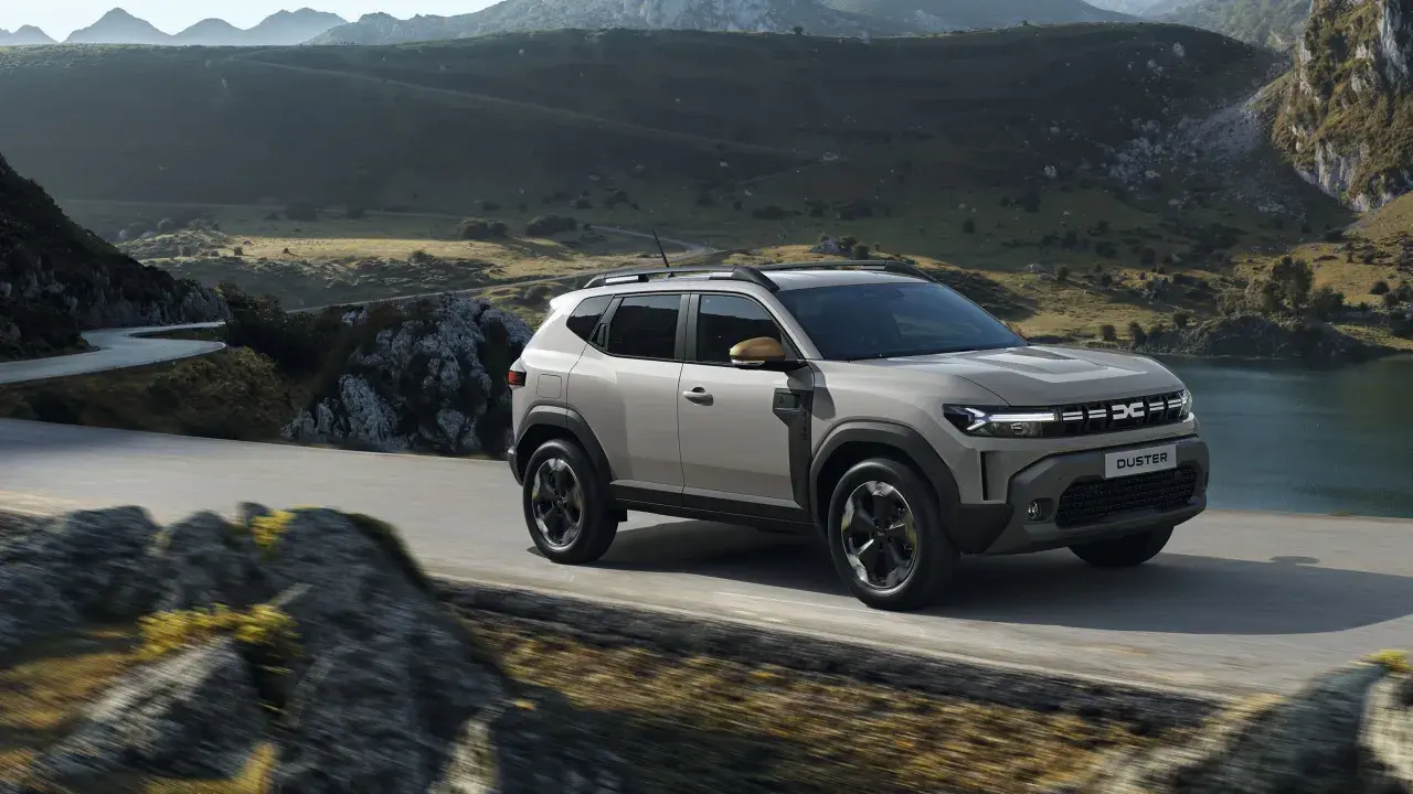 Nowa Dacia Duster przemierza malowniczą, górską drogę.