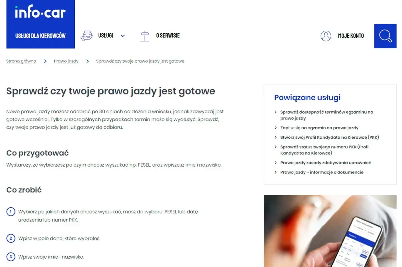Dłoń trzymająca smartfon z widocznym ekranem aplikacji do sprawdzania statusu prawa jazdy.