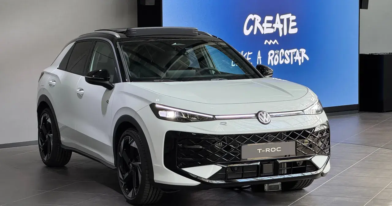 Biały Volkswagen T-Roc 2025 z czarnym dachem i felgami, gotowy by "CREATE LIKE A ROCSTAR".