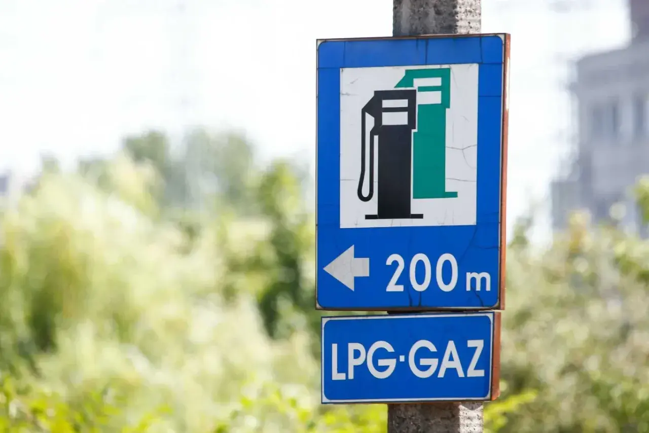 Znak informuje o stacji LPG/GAZ w odległości 200m w lewo. To ważna informacja dla kierowców, którzy szukają oszczędności, bo koszt instalacji gazowej zwraca się szybko.