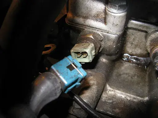 Gdzie jest czujnik temperatury silnika Opel Meriva - uniknij problemów