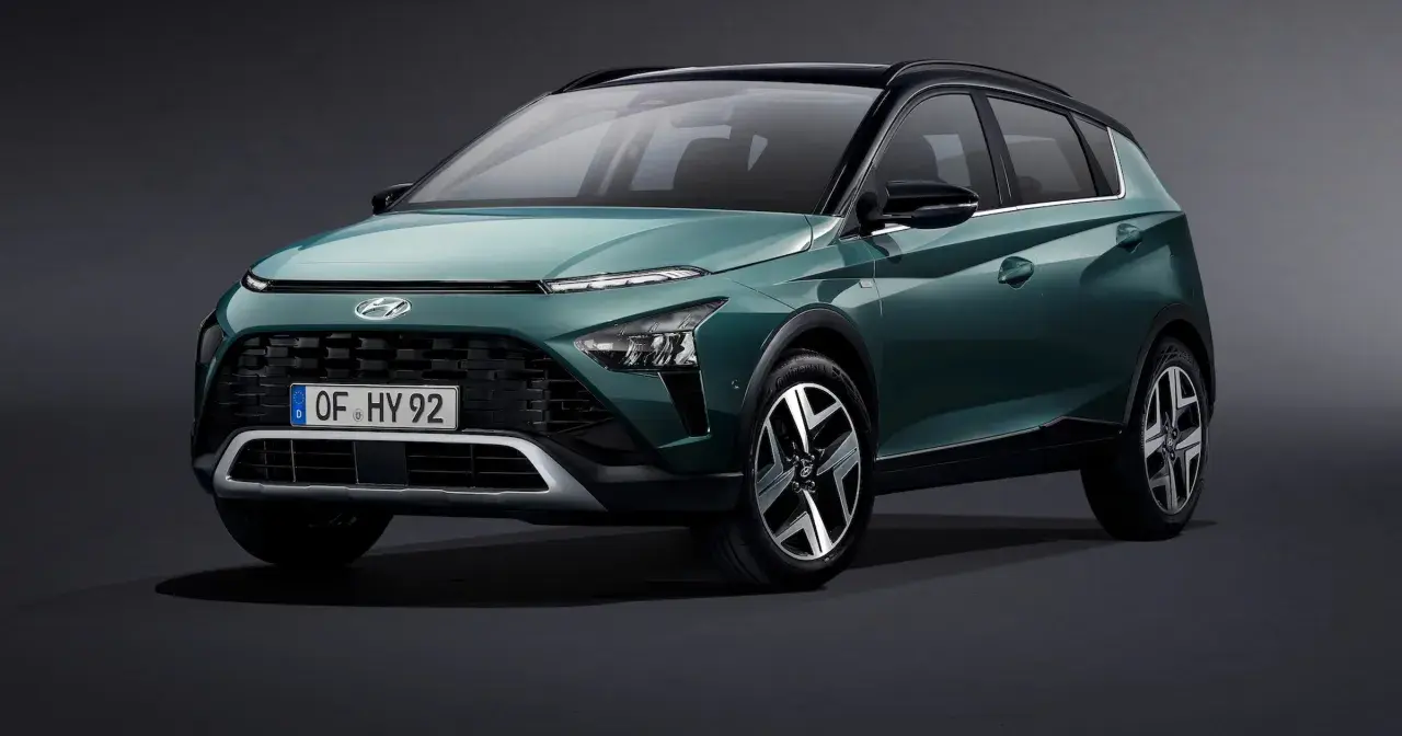 Nowy Hyundai Bayon w kolorze zielonym, z czarnym dachem i eleganckimi felgami, prezentuje się stylowo.