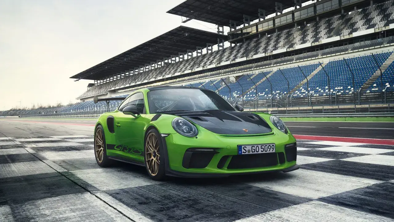 Zielony Porsche 911 GT3 RS na torze wyścigowym. Sprawdź porsche 911 gt3 rs cena i możliwości tego potwora.