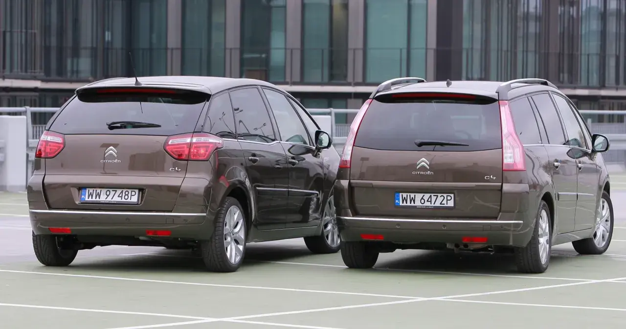Dwa brązowe Citroen Picasso stoją obok siebie na parkingu.