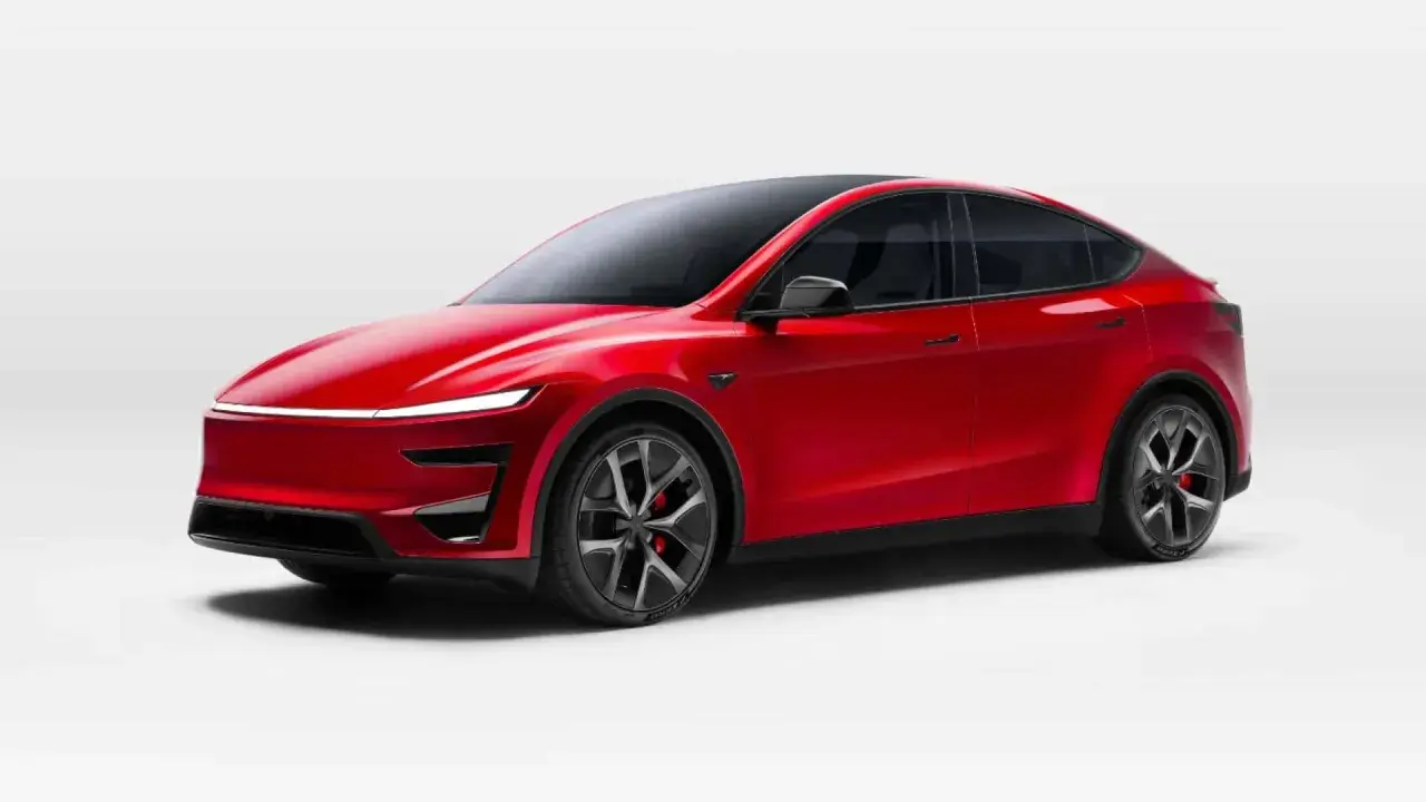 Czerwony Tesla Y 2025 z czarnym dachem i przyciemnianymi szybami, prezentujący futurystyczny design.