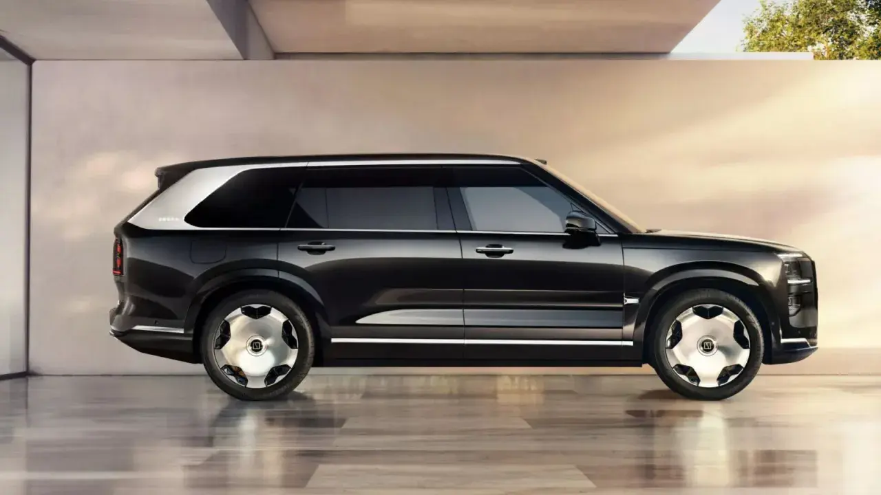 Elegancki, czarny SUV Zeekr 9X z dwukolorowym nadwoziem i unikalnymi felgami stoi w nowoczesnym wnętrzu.