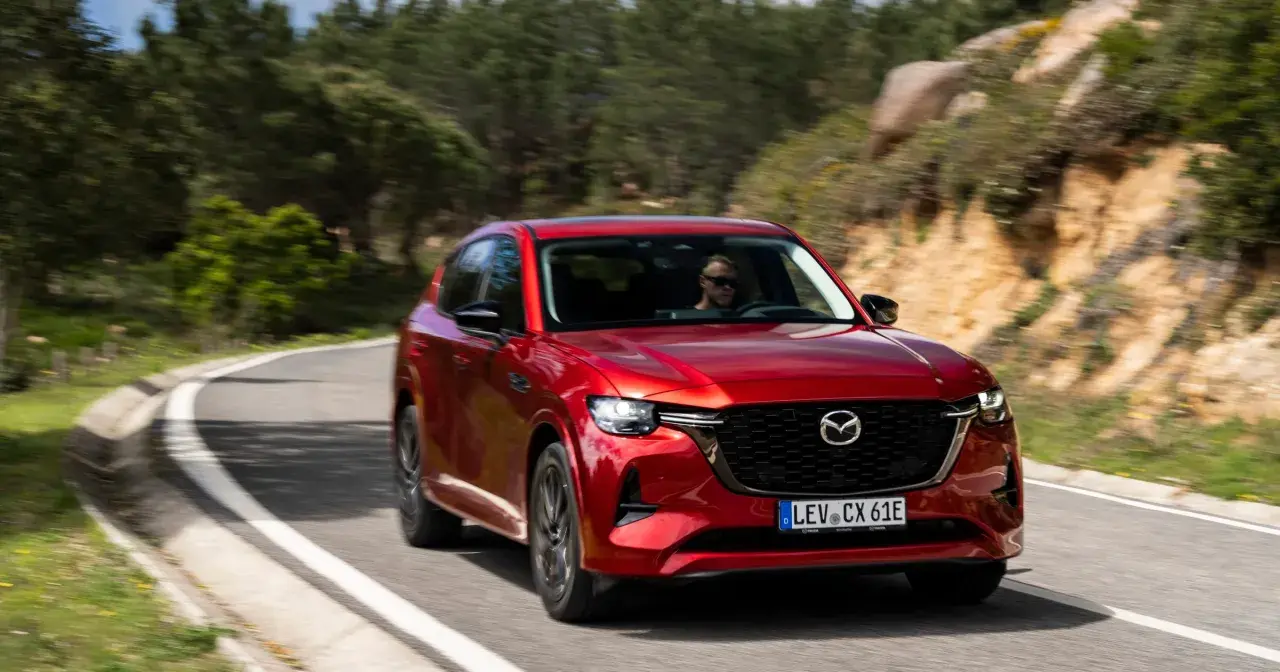 Czerwona Mazda CX-60 na krętej drodze. Poznaj jej imponujące mazda cx 60 wymiary i ciesz się jazdą.