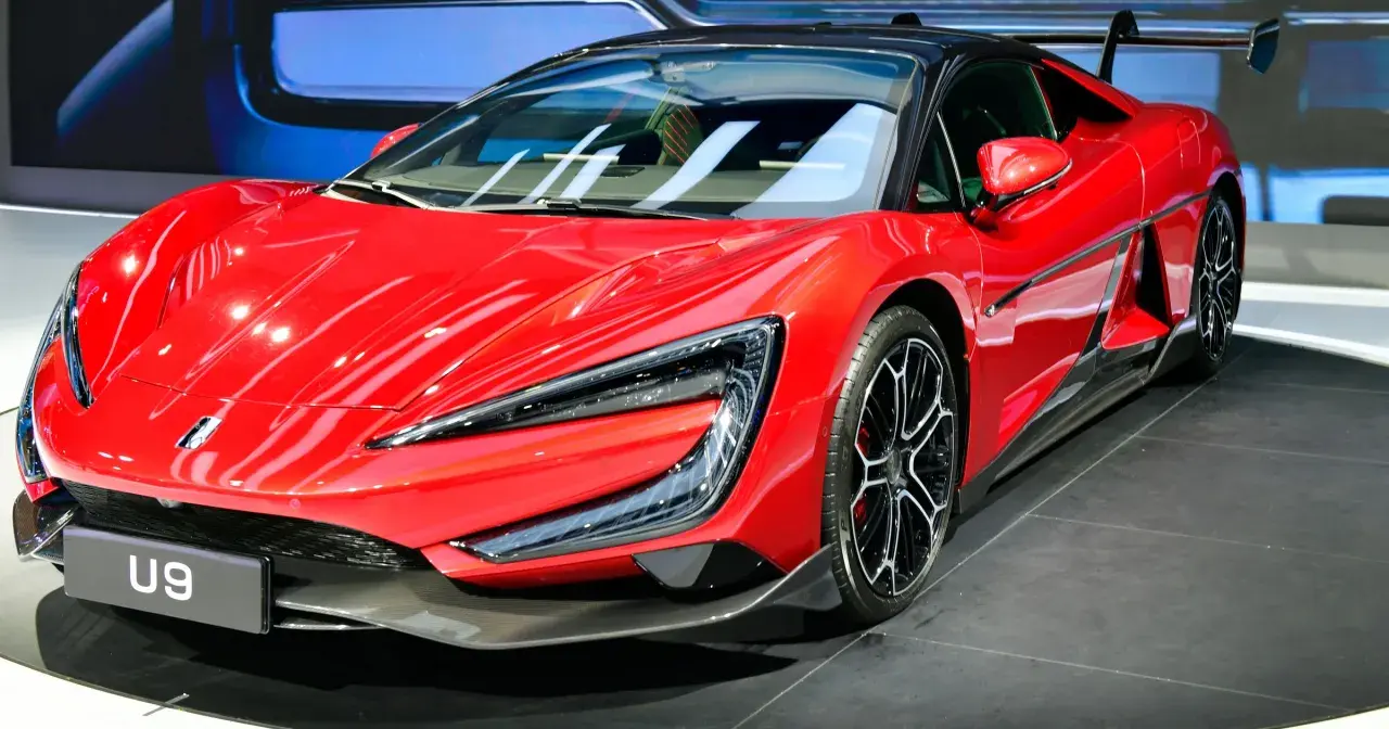 Czerwony supersamochód BYD U9 z czarnym dachem i spoilerem, prezentowany na wystawie.