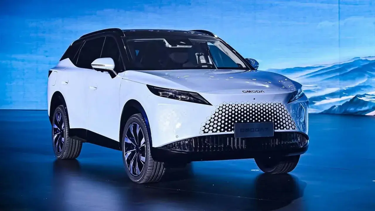 Biały Omoda 7 SUV z czarnym dachem prezentuje swoje nowoczesne linie. Poznaj jego omoda 7 wymiary i możliwości.