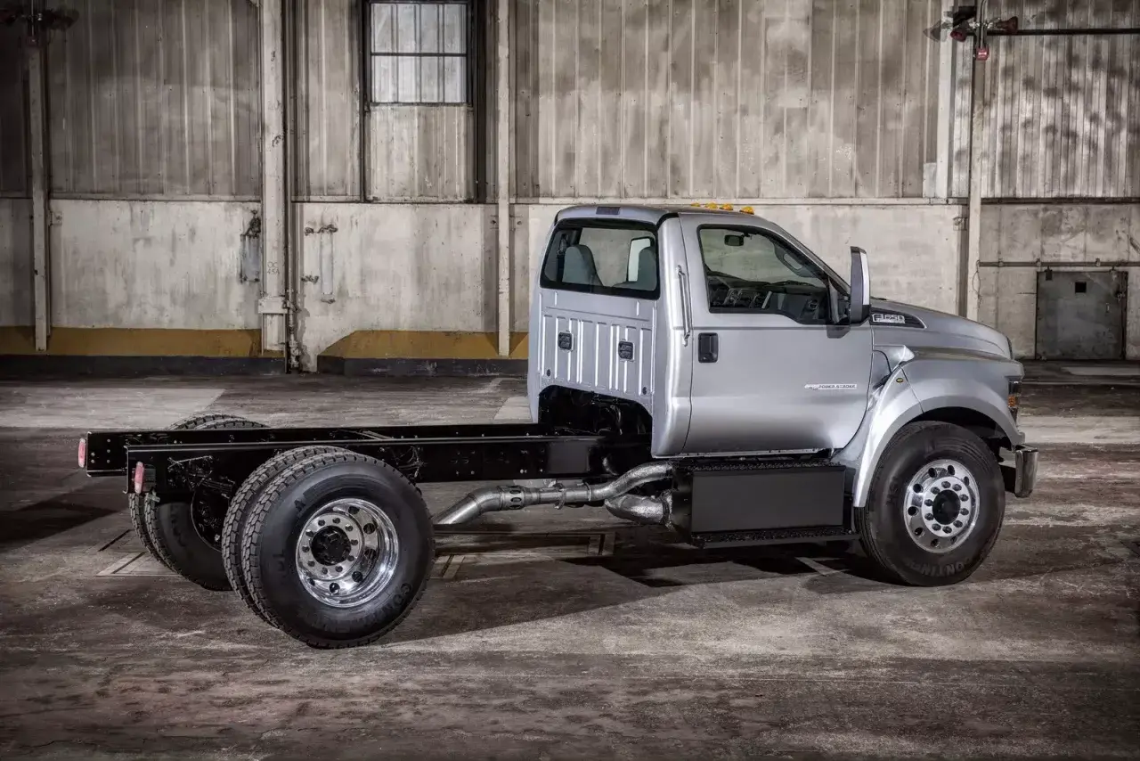 Srebrny Ford F650, gotowy do zabudowy, stoi w magazynie.