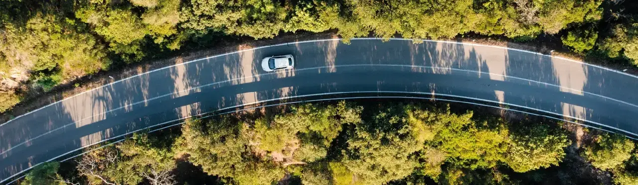 Ile kilometrów przejedzie samochód elektryczny? Zasięg, porównania i praktyczne porady