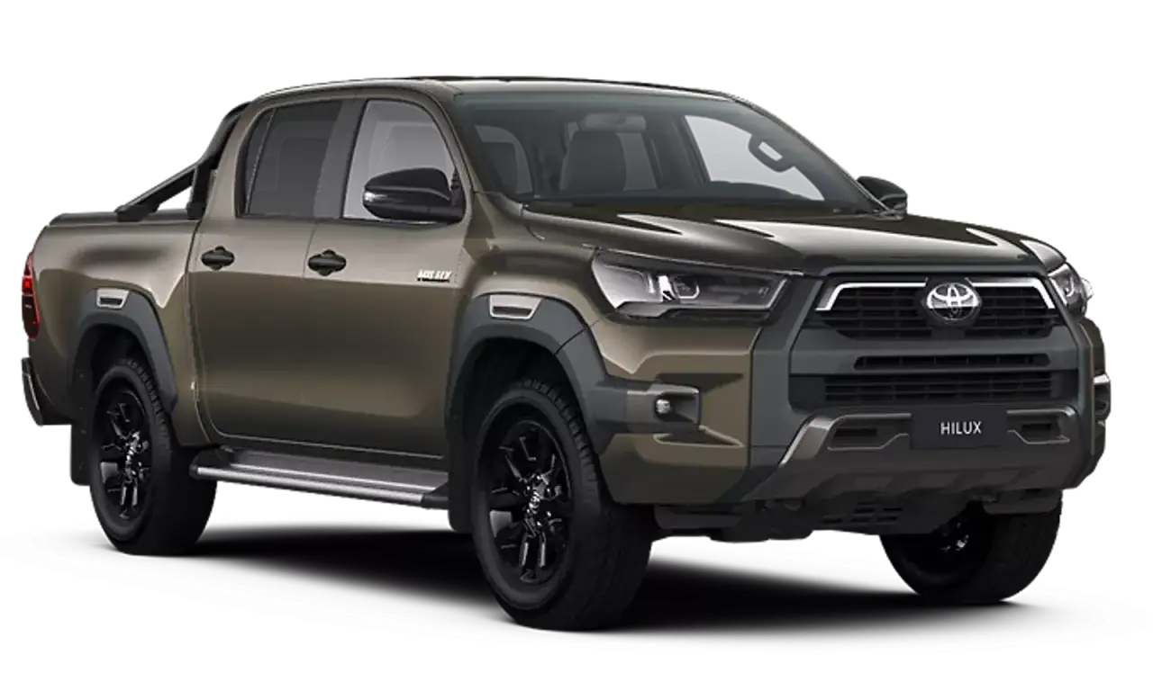 Brązowy Toyota Hilux 2025 z czarnymi felgami i relingami, gotowy na każdą przygodę.