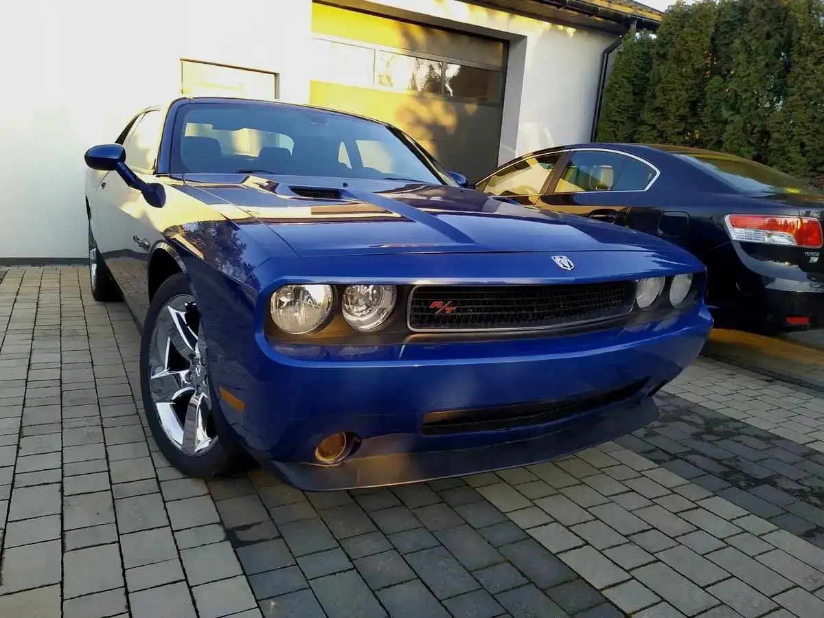 Błękitny Dodge Challenger R/T na podjeździe. Sprawdź aktualną dodge challenger cena i znajdź swoją wymarzoną maszynę!