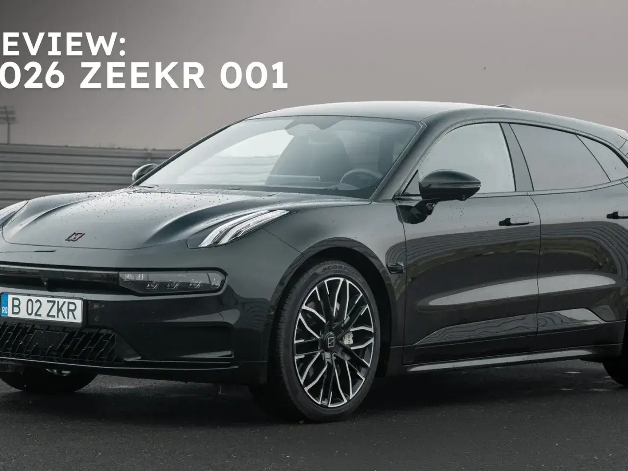 Ciemnoszary Zeekr 001 na mokrej nawierzchni. Sprawdź aktualną zeekr 001 cena i dowiedz się więcej o tym stylowym elektryku.