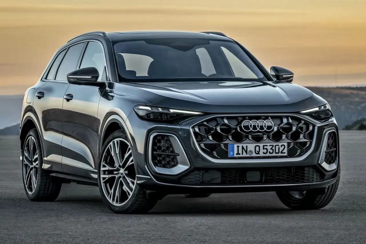 Elegancki Audi Q5 na tle zachodzącego słońca. Sprawdź aktualną audi q5 cena i wybierz swój wymarzony SUV.