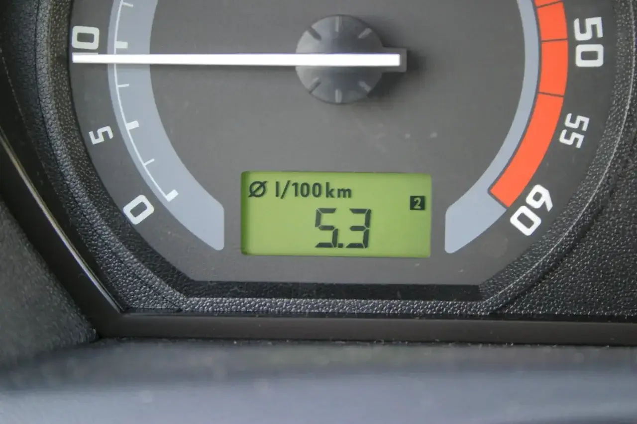 Wyświetlacz pokazuje średnie spalanie 5.3 l/100km. To prosty sposób, jak obliczyć spalanie paliwa.
