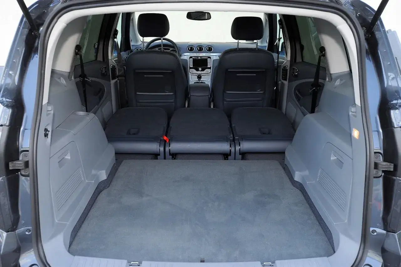 Wnętrze Ford S-Max z rozłożonymi siedzeniami. Widok na bagażnik i tylne fotele. Poznaj ford s max wymiary i możliwości transportowe.