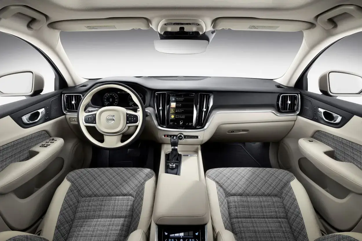 Wnętrze Volvo V60: nowoczesny design, komfortowe fotele i intuicyjny ekran. Wiele osób chwali te volvo v60 opinie za jakość wykonania.