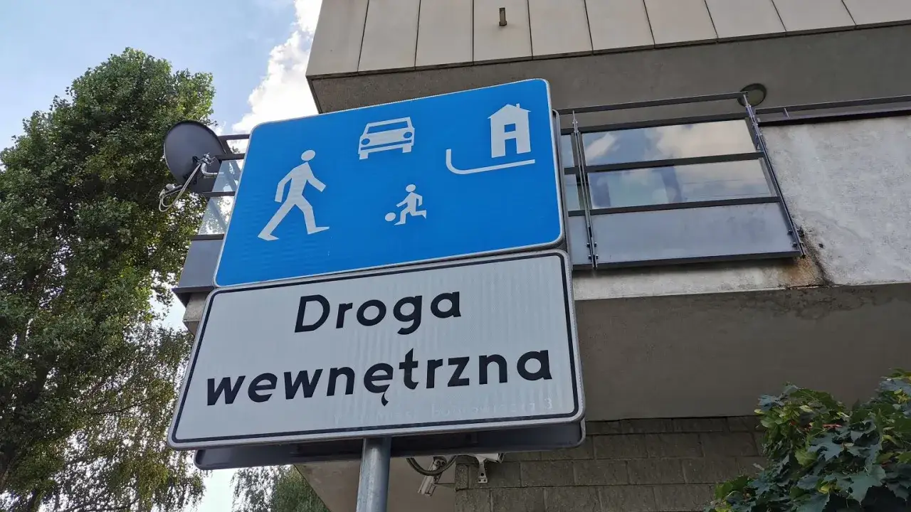 Znak D40 informuje o drodze wewnętrznej, gdzie piesi, samochody i dzieci bawiące się piłką mają pierwszeństwo.
