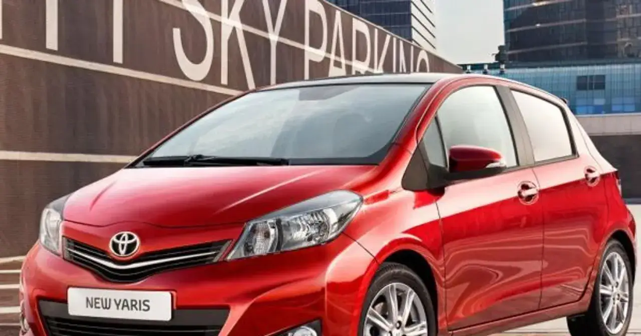 Nowy czerwony Toyota Yaris, idealny do miasta. Sprawdź atrakcyjną toyota yaris cena!