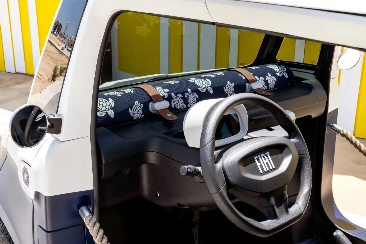 Wnętrze Fiata Topolino z motywem żółwi. Sprawdź aktualną fiat topolino cena i poczuj wakacyjny klimat!