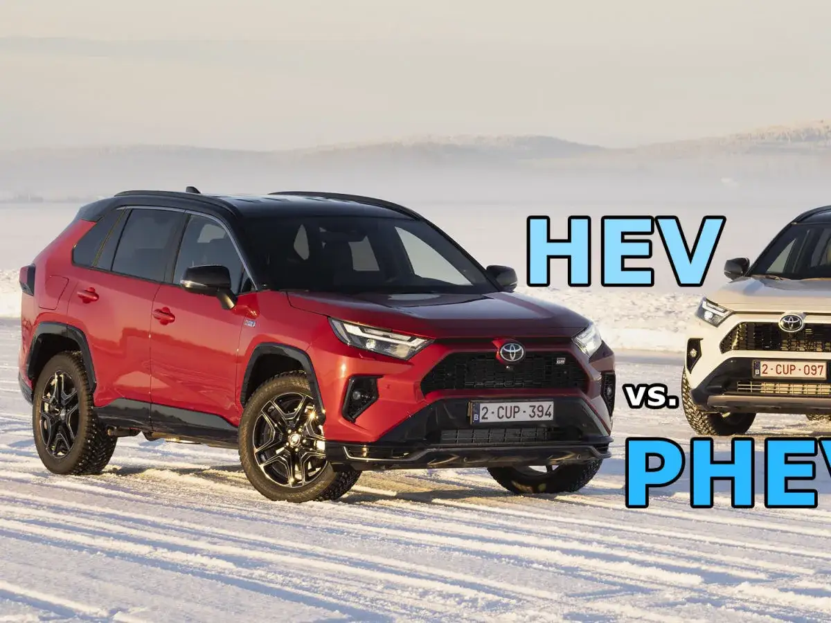 Dwa modele Toyota RAV4 2024 na śniegu: czerwony HEV i biały PHEV.