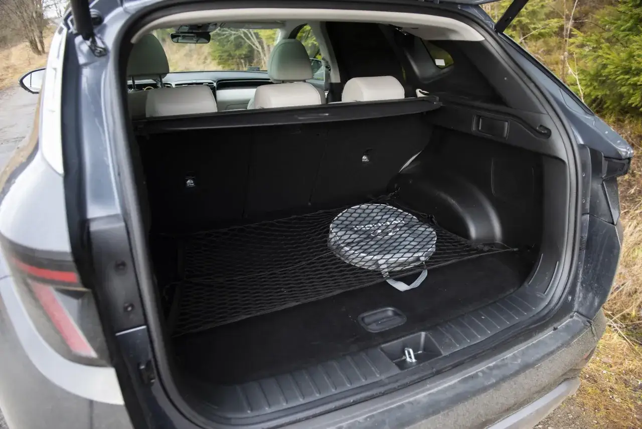 Bagażnik hyundai tucson hybrid z siatką i okrągłym etui. Gotowy na podróż!