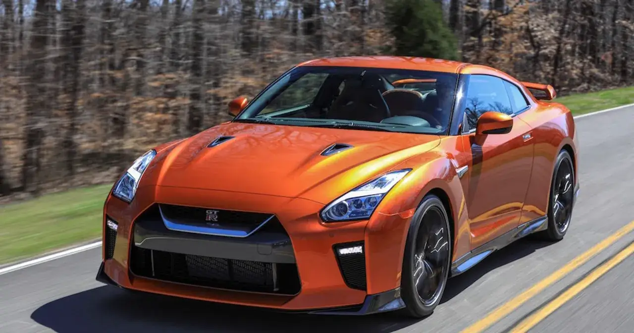 Pomarańczowy Nissan GT-R pędzi po drodze. Sprawdź aktualną nissan gtr cena, by poczuć moc!