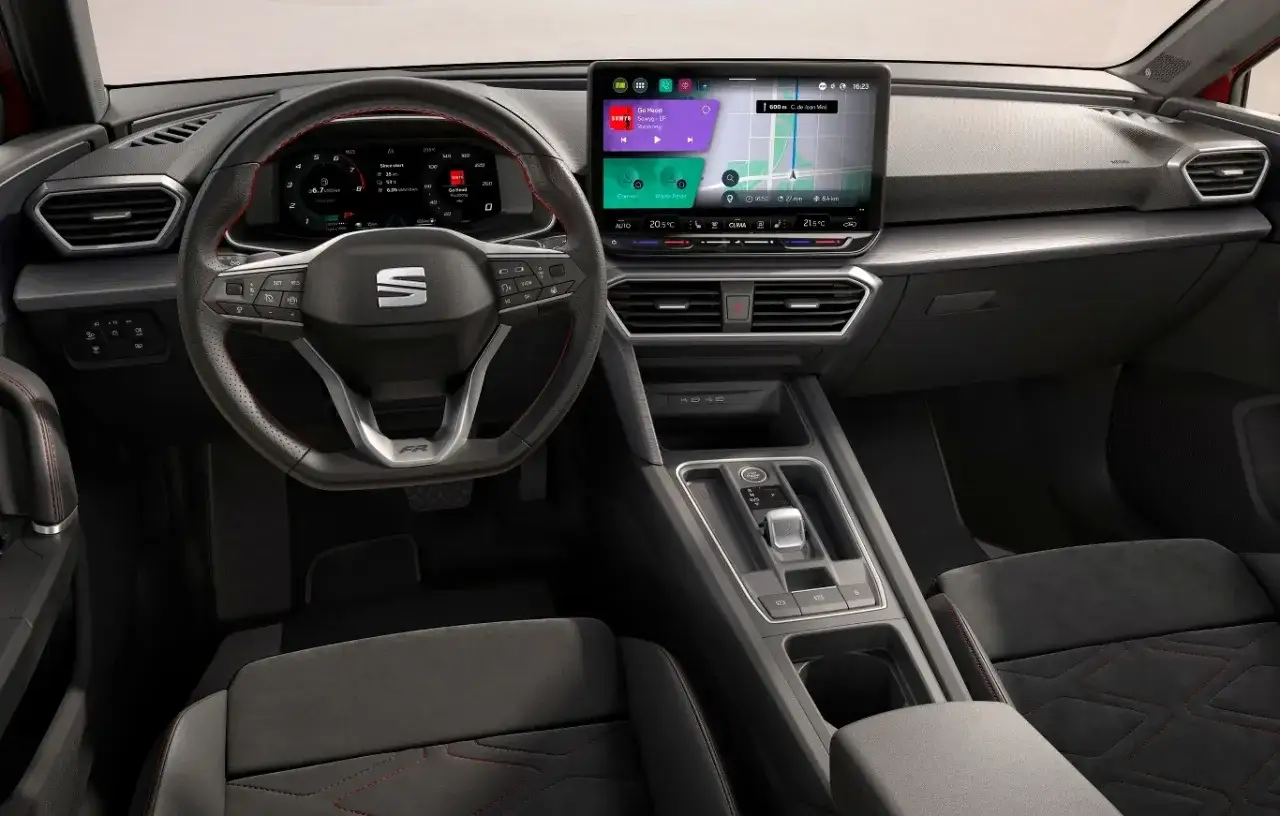 Wnętrze Seat Leon 2025: cyfrowy kokpit, duży ekran multimediów z nawigacją i sportowa kierownica FR.