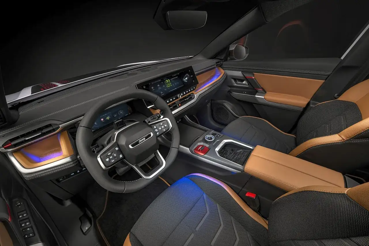 Wnętrze Jeep Compass z nowoczesnym designem, ekranem multimedialnym i komfortowymi fotelami. Wiele osób szuka jeep compass opinie przed zakupem.
