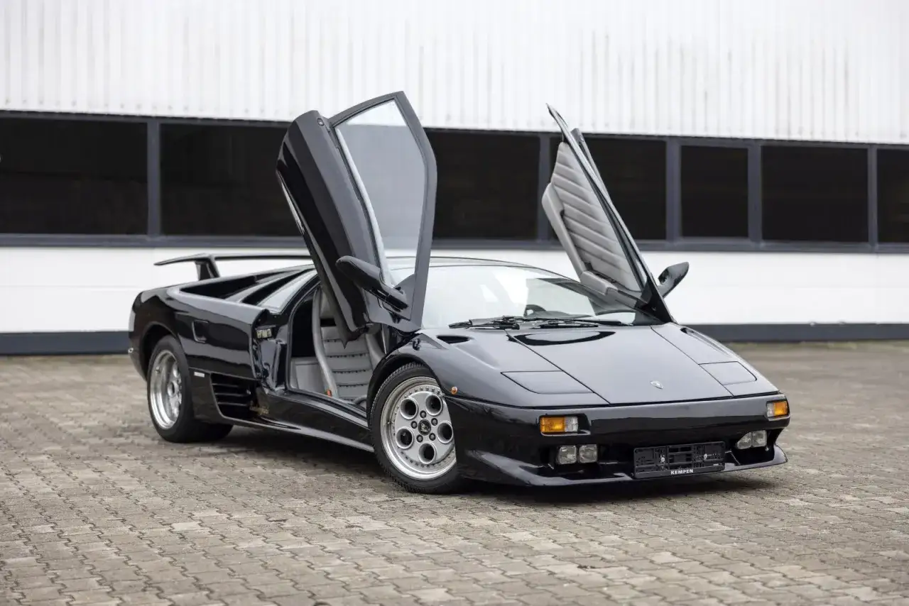 Czarny Lamborghini Diablo z otwartymi drzwiami, gotowy do jazdy. Ikona lat 90.