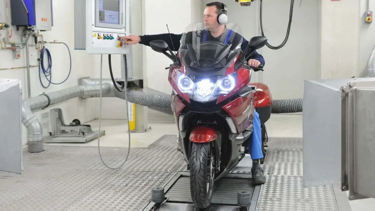 Mechanik na hamowni sprawdza motocykl. Dowiedz się, ile kosztuje przegląd motocykla i jakie badania są wykonywane.