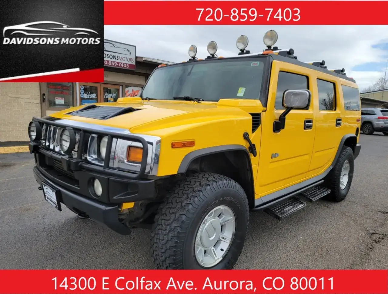 Żółty Hummer H2 z napisem