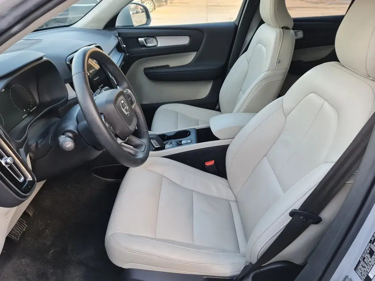 Jasne, oto propozycja:

Wnętrze Volvo XC40 z jasnymi skórzanymi fotelami i nowoczesną deską rozdzielczą. Sprawdź aktualną volvo xc40 cena.