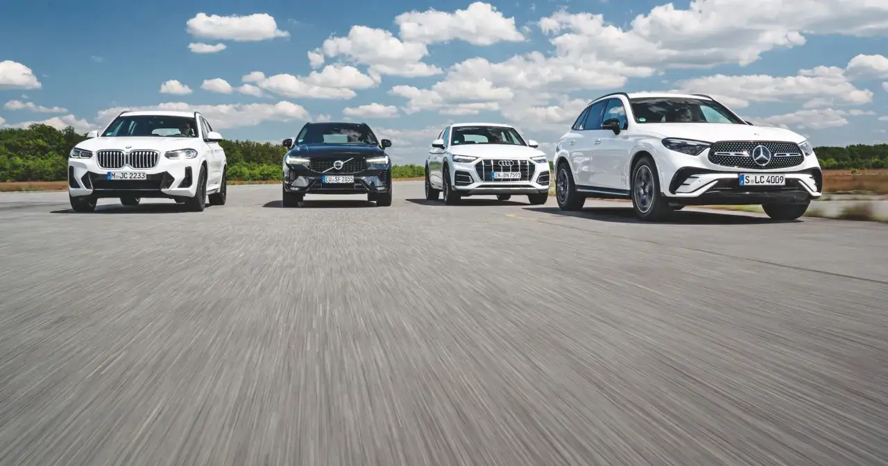 Cztery SUV-y: białe BMW, czarne Volvo, białe Audi i biały Mercedes, jadące obok siebie. To prawdziwy crossover!
