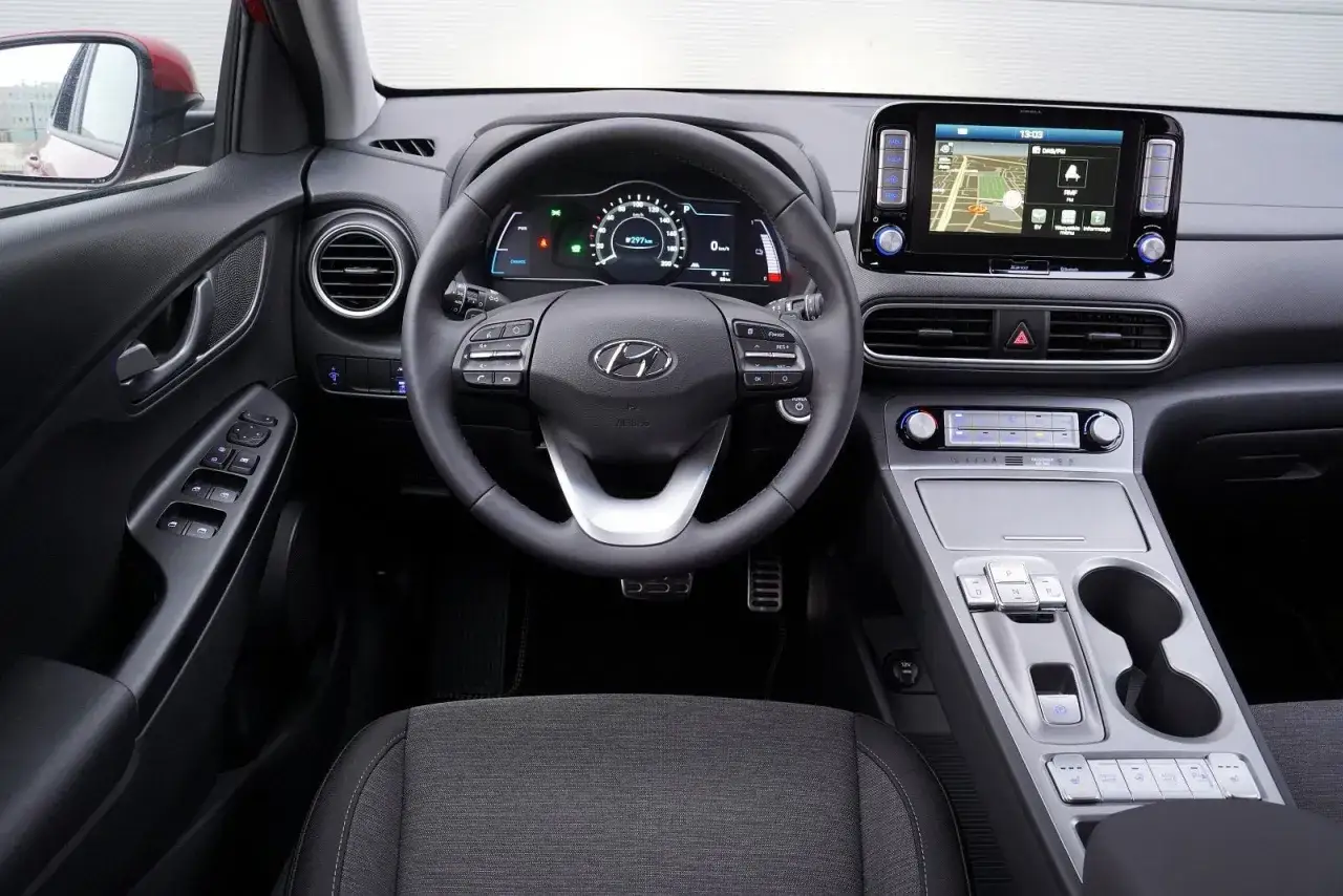 Wnętrze Hyundai Kona 2025: cyfrowy kokpit, ekran multimediów i nowoczesna konsola środkowa.