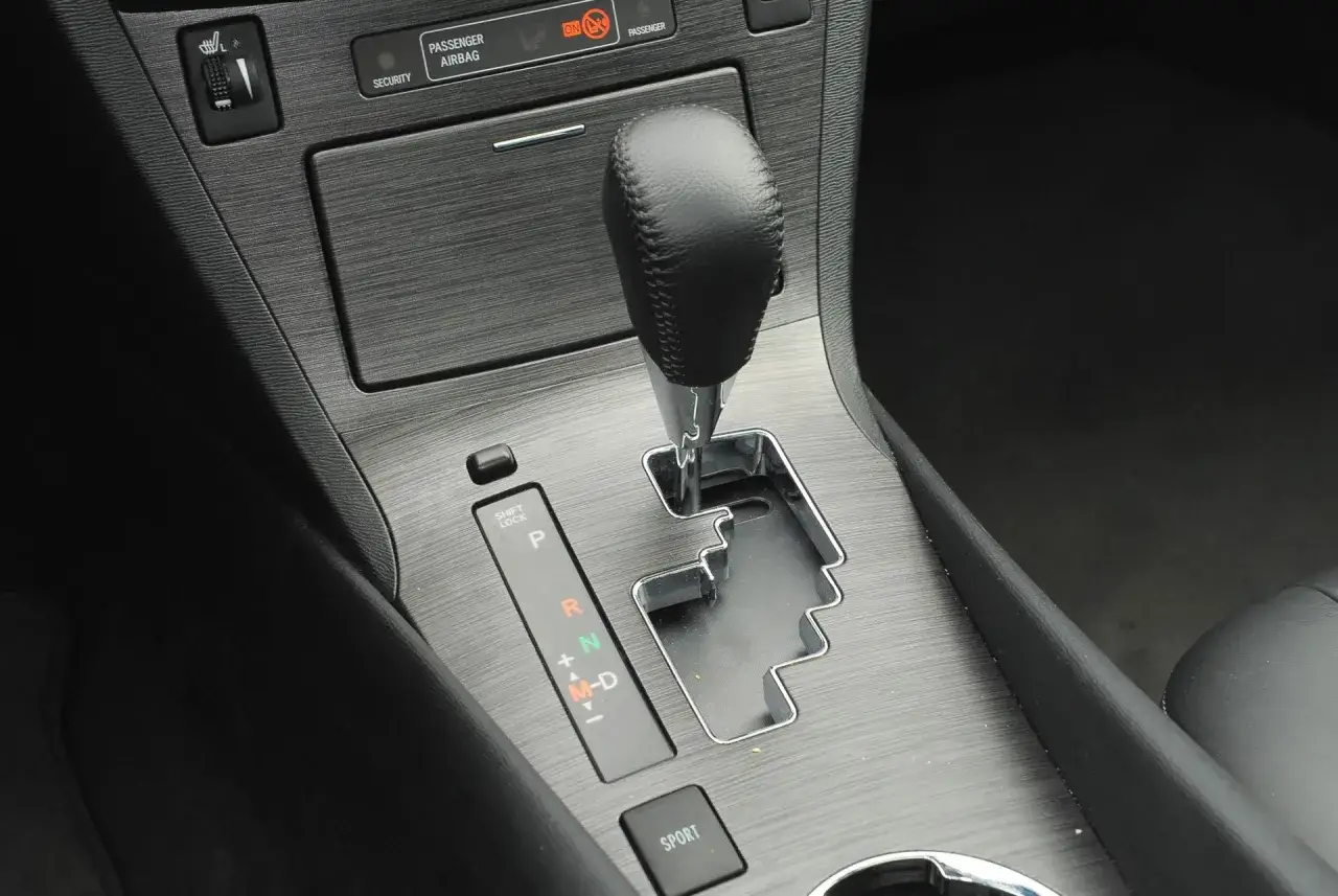 Gałka zmiany biegów w Toyocie Avensis T27 1.8 benzyna. Widoczny panel z trybami P, R, N, D, M oraz przycisk Sport.
