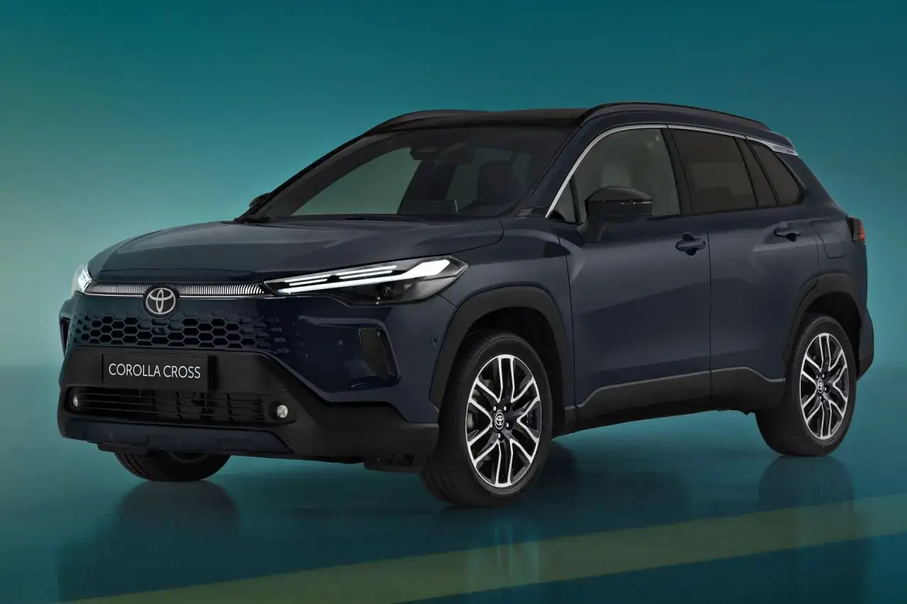 Ciemnoniebieski Toyota Corolla Cross prezentuje nowoczesny design. Sprawdź aktualną toyota corolla cross cena i dostępne konfiguracje.